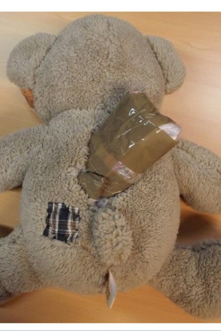 Autobahn-Kontrolle: Dieser Teddybär hatte es im Kreuz: 50 Gramm Marihuana.