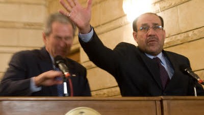 Bei Abschiedsbesuch im Irak: Der irakische Premieminister Nuri al-Maliki versucht Georg W. Bush zu schützen, als ein Journalist den US-Präsidenten mit Schuhen bewirft.
