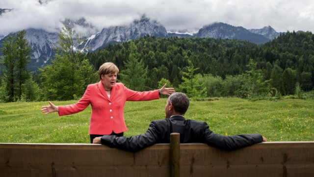 Verschwörungstheorien: Verschwörungen zufolge sind sie Reptiloide: Kanzlerin Angela Merkel und der damalige US-Präsident Barack Obama beim G-7-Gipfel in Elmau 2015.