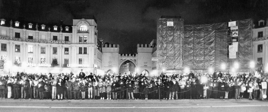 30 Jahre nach der Lichterkette: 400 000 Menschen sind am 6. Dezember 1992 in München mit Taschenlampen, Laternen, Kerzen und Lampions auf die Straße gegangen, um gegen Fremdenfeindlichkeit und Rechtsradikalismus zu protestieren.