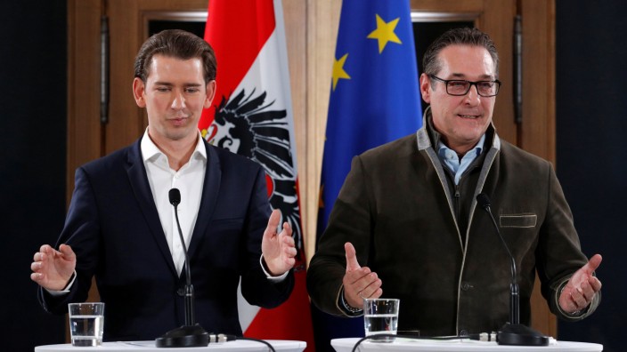 Head of the OeVP Kurz and head of the FPOe Strache address a news conference after coalition talks in Vienna