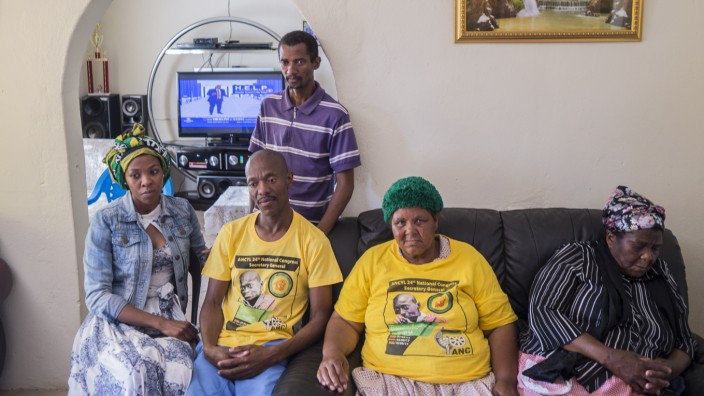 ANC in Südafrika: Die Angehörigen des ermordeten ANC-Führers Sindiso Magaqa tragen Shirts mit seinem Foto - und den Farben der Partei.
