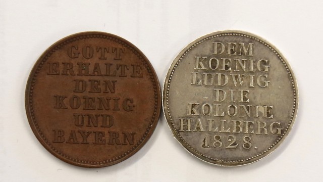 Gründung von Hallbergmoos: Im Foyer des Rathauses sind vergrößerte Abbildungen der Münzen zu sehen.