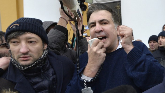 Ukraine: Weiß seinen Protest zu inszenieren: Ex-Präsident Michail Saakaschwili bei seiner Festnahme am Dienstag.
