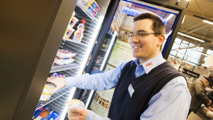 Pullach, AEZ, Kühlschrank mit abgelaufenen Lebensmitteln zum kostenlosen Mitnehmen,