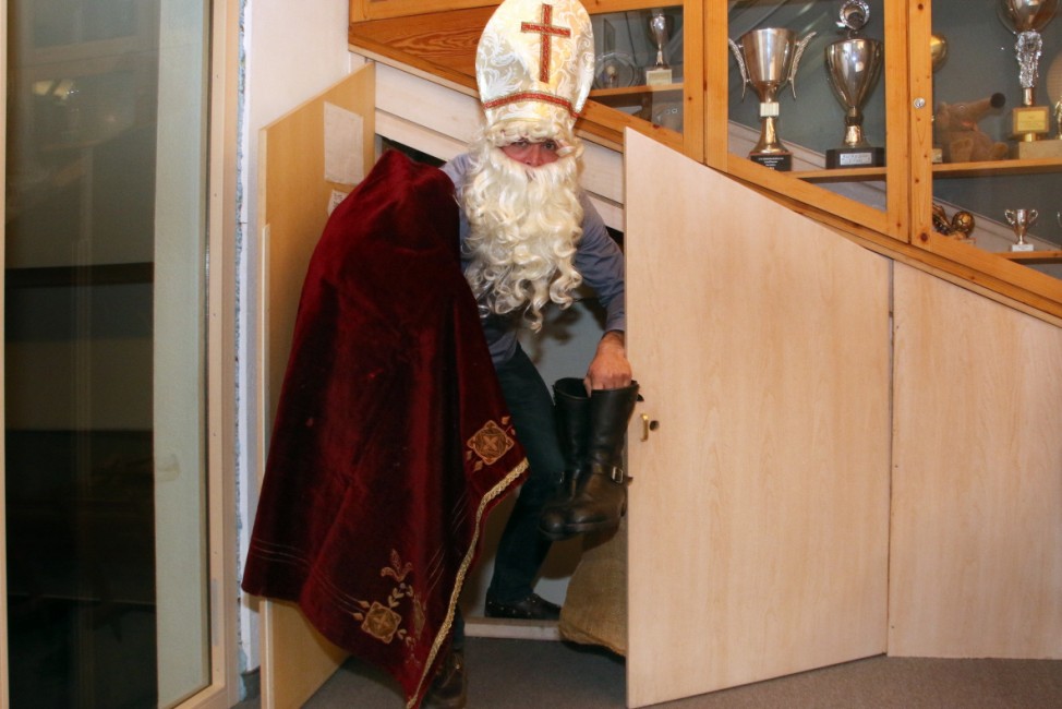 Nikolaus kommt aus der Tür