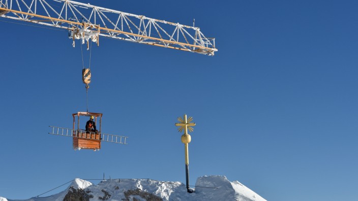 Das Gipfelkreuz kehrt zurück auf die Zugspitze