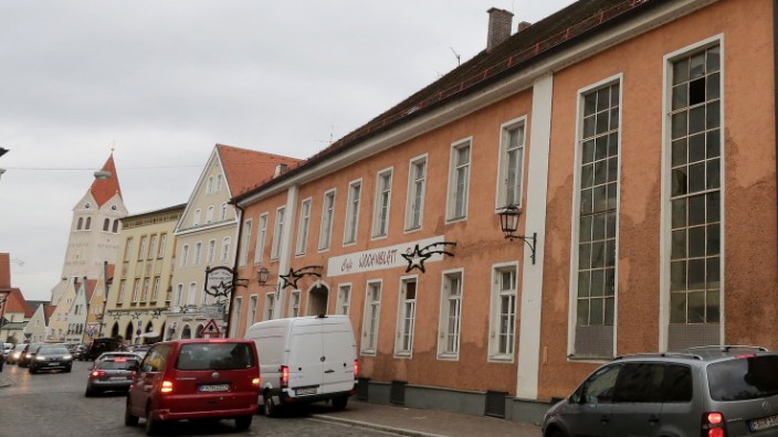 Stadträte sind geteilter Meinung: Neuer Wohnraum in der Innenstadt: Die oberen Geschosse der Gaststätte "Woch'nblatt" dürfen umgebaut werden.