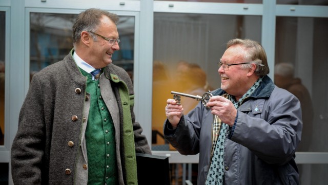 Erwachsenenbildung: Bürgermeister Christian Kuchlbauer (links) mit dem VHS-Vorsitzenden Rolf Hobelsberger.