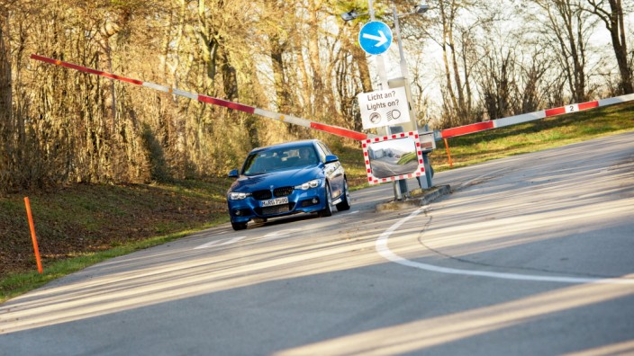 BMW: Ein BMW auf der Teststrecke in Aschheim bei München.
