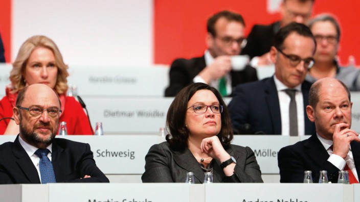 SPD: Gutes tun und schlecht darüber reden, niemand kann dies so trefflich wie die Sozialdemokraten: SPD-Chef Schulz, die Fraktionsvorsitzende Nahles und Hamburgs Bürgermeister Scholz auf dem Parteitag in Berlin.