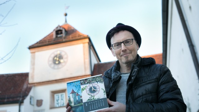 Manfred Aleithe verkauft seine Echtzeituhr mit Münchner Türmen exklusiv auf dem Blutenburger Weinhnachtsmarkt in Schloss Blutenburg