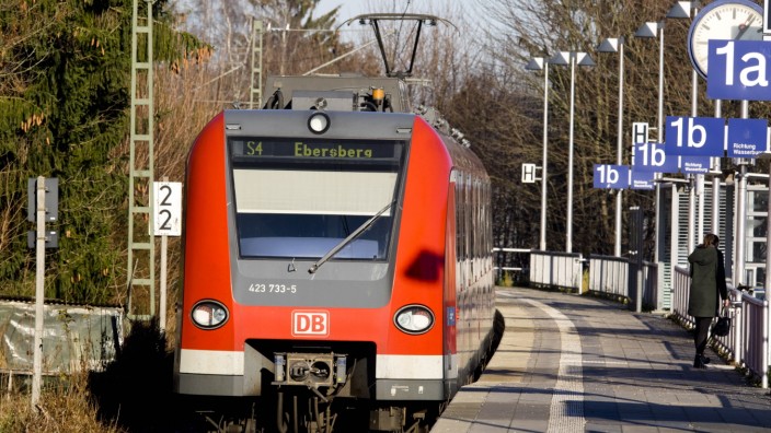 Öffentlicher Verkehr: Bisher fuhr die S 4 Ebersberg an, künftig bedient vor allem die S 6 den Außenast nach Osten.