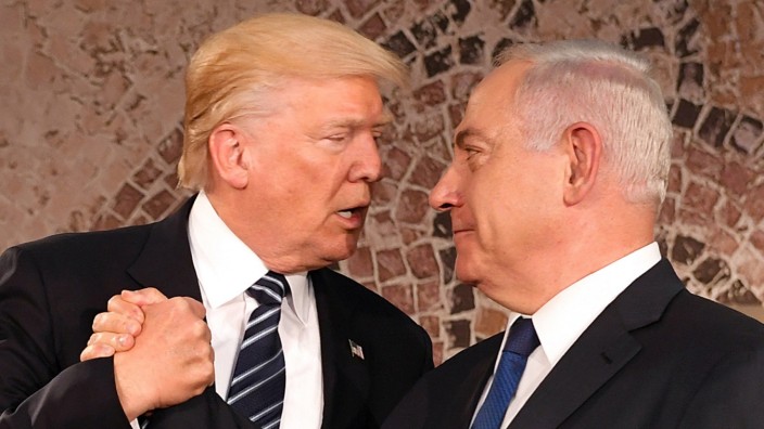 Das Politische Buch: Ganz einer Meinung: Der israelische Ministerpräsident Benjamin Netanjahu (rechts) und der damalige US-Präsident Donald Trump geben sich am im Mai 2017 in Jerusalem die Hand.