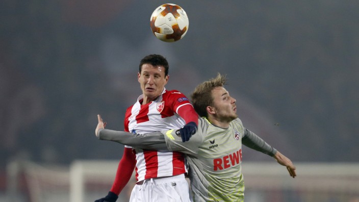 Europa League: Slavoljub Srnic von Roter Stern Belgrad im Zweikampf mit Jannes-Kilian Horn vom 1. FC Köln.