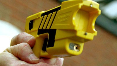 Taser: Umstrittene Waffen: Ein Taser in der Hand eines britischen Polizisten.