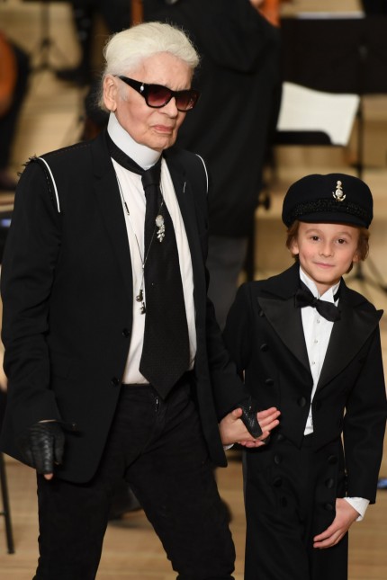Mode: Hand in Hand: Karl Lagerfeld mit seinem Patensohn Hudson Kroenig beim Finale der Show.