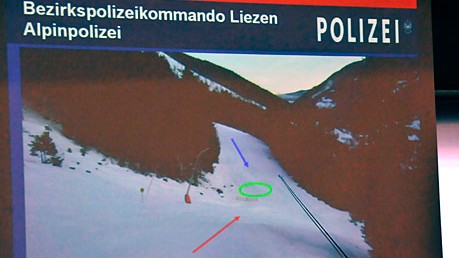 Das Skiunglück des Dieter Althaus: Der Chef der steirischen Alpinpolizei, Siegmund Schnabl, zeigt in Liezen Fotos des Unfallortes.
