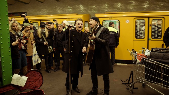 U2 in Berlin! Bono + The Edge fahren mit der U-Bahnlinie U2