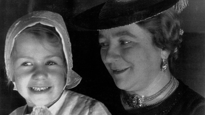 Volksschauspielerin: Liesl Karlstadt mit Brigitte Eriksson, der Tochter ihrer Freundin Norma Lorenzer. Eriksson schenkte dem Museum später die Briefe.