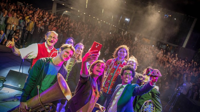 SZ-Adventskalender: Ein Selfie auf der Bühne in Alexandria: Die jüngste Tour hat die Unterbiberger Hofmusik nach Ägypten geführt.