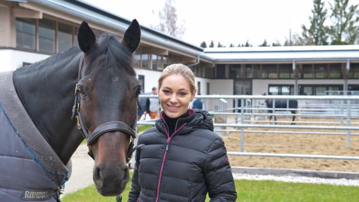 Der Sport im Ort: Isabel Maier, 22, mit ihrem Pferd Hi Joey in der Reitanlage in Wolfesing.