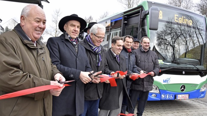 BU: Das Band zur Eröffnung der neuen MVV-Regionalbuslinie 828 Grafrath Egling a.d. Paar zerschneiden v. l.: