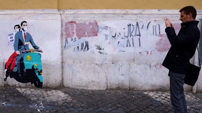 Wirtschaft in Südeuropa: Das Bild von Straßenkünstler Tvboy in der Nähe des Kolloseums zeigt eine Szene aus dem Film "Ein Herz und eine Krone".