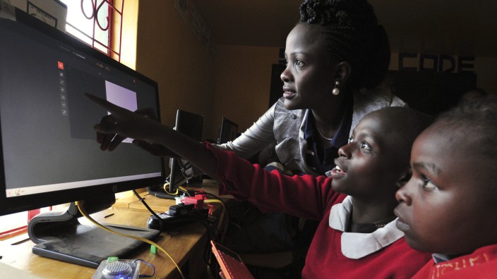 Unicef-Studie zu Informationsarmut: Computerschulung in Nairobi: Die Mädchen stammen aus den Slums der Stadt und bekommen kostenlos Unterricht, Bücher und Essen.