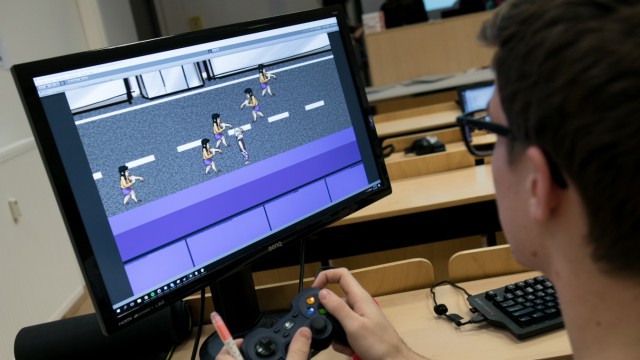 Garching TU GameJam. Mehr als 100 Studenten programmieren  in Kleinteams in nur 48 Stunden ein Videospiel.
