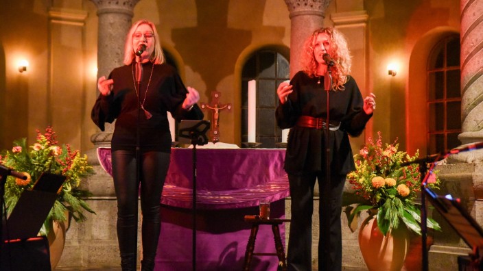 Kurzkritik: Die "Mothers of Pearls" - Sabine Schulz (links) und Claudia Sommer - bei ihrem Auftritt in der voll besetzten Kirche St. Michael.