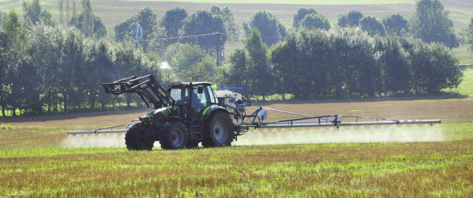 Traktor spritzt Glyphosat zur Unkrautvernichtung im Sommer Deutschland Rheinland Pfalz Westerwald