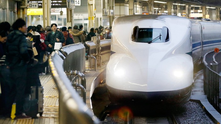 New Year holidaymakers wait for Shinkansen bullet train