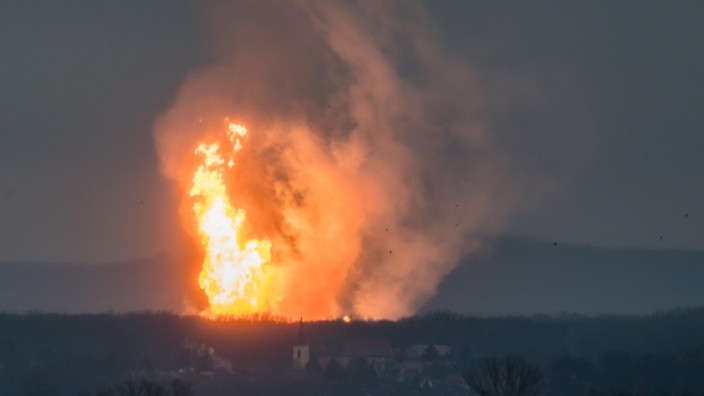 Unglück: In einer Gasstation bei Wien hat es eine Explosion gegeben, die einen Brand ausgelöst hat.