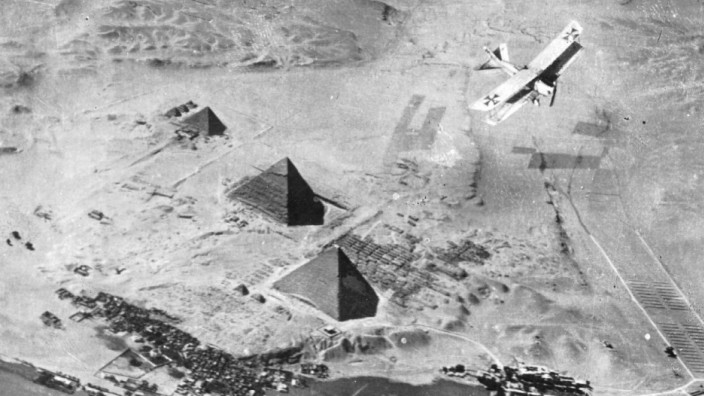Deutsches Flugzeug über den Pyramiden, 1918