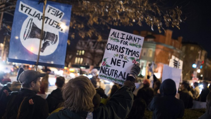 Abschaffung der Netzneutralität: Eine kleine Gruppe von Demonstranten protestiert in Washington gegen den Plan der Kommunikationsbehörde FCC, die Netzneutralität abzuschaffen.