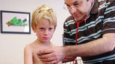 Medikamente für Kinder: Ärzten bleibt nichts anderes übrig, als kranken Kindern Medizin zu verordnen, die gar nicht für sie gedacht ist.