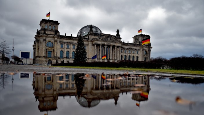 Graue Wolken über dem Bundestag