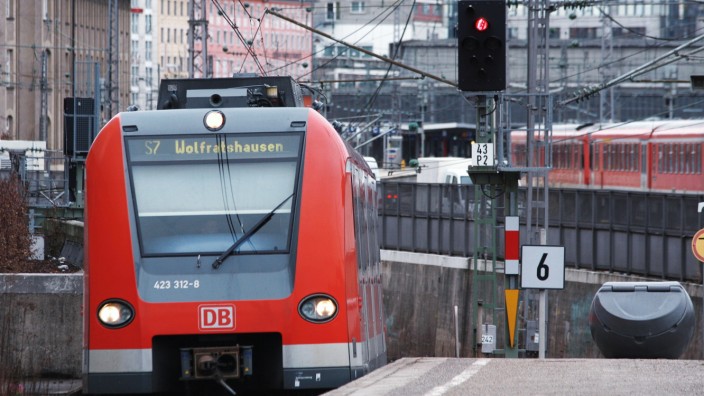 Amtsgericht: Zwei Kontrolleure der Münchner S-Bahn hatten einen Mann aus Nigeria im Würgegriff aus dem Zug geschleift - weil er kein Ticket hatte.