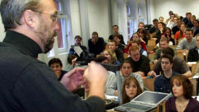 Besoldung von Professoren: Professor im Hörsaal: Der Wettbewerb ist hart, Universitäten in der Schweiz oder in Amerika zahlen oft viel besser die deutschen.
