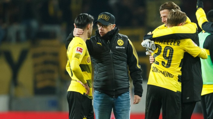 Peter Stoeger Borussia Dortmund spricht mit Mahmoud Dahoud Borussia Dortmund FSV Mainz 05 vs Bo