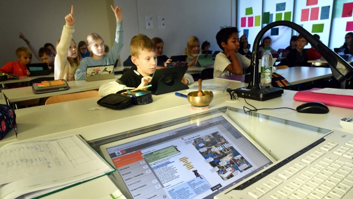 "Digitale Schule": Eine Tablet-Klasse am Korbinian-Aigner-Gymnasium - auch nicht schlecht fürs Image. Gymnasien gewinnen Akzeptanz, Realschulen verlieren sie.
