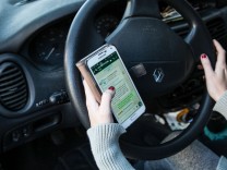Unfallrisiko: So gefährlich ist eine SMS während der Autofahrt