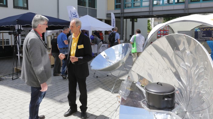 Klimaschutzkonzept: Auch mit der Fachmesse "Solartage" tragen Hans Stanglmair (vorne rechts) und sein Team zur Energiewende bei.