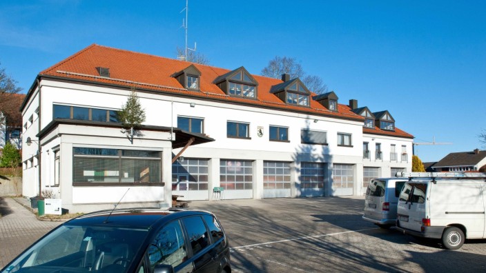 Parken in der Kreisstadt: Im 40 Jahre alten Feuerwehrhaus ist mittlereweile zu wenig Platz auch der Hof ist zu klein, die Stadt sucht derzeit einen neuen Standort.