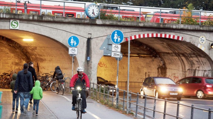 Verkehr in München: Der Tunnel wird östlich der beiden bestehenden gegraben - im Bild also rechts vom Autotunnel. Er wird etwa 200 Meter lang werden, sein Bau knapp 97 Millionen Euro kosten, wovon die Stadt das meiste trägt.