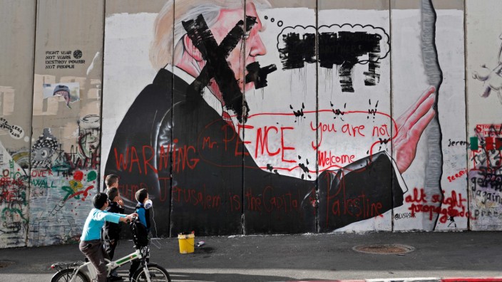 Nahostkonflikt: Auf die Mauer zwischen israelischen und palästinensischen Gebieten hat jemand geschrieben: "Mr. Pence, Sie sind nicht willkommen".