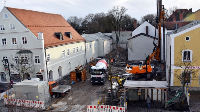 Bauausschuss: Noch klafft eine Lücke in der Landshuter Straße. 2020 soll hier der Erweiterungsbau des Rathauses stehen.