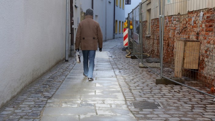 Ohne Ecken und Kanten: Streifzug durch die Innenstadt: Die neuen, geraden Platten erleichtern Fußgängern den Weg durch die holprigen Seitengassen.