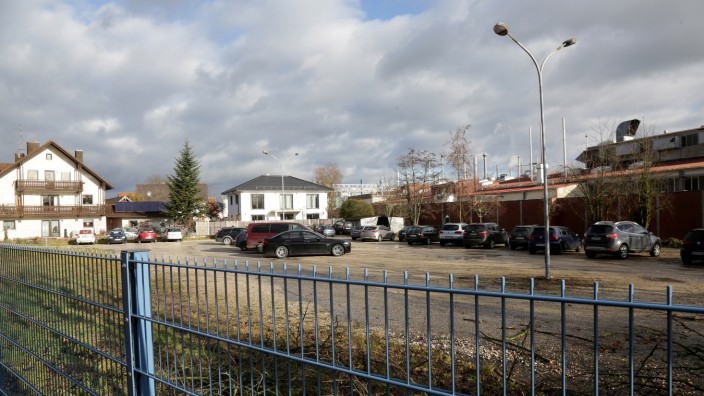 Vertrag für Grundstücksnutzung unterzeichnet: Dieser Parkplatz der Firma Clariant am Stadtgraben wird künftig nicht nur von Mitarbeitern des Unternehmens genutzt. Laut Vertrag kann die Stadt das Areal 15 Jahre lang als öffentliche Stellfläche verwenden.